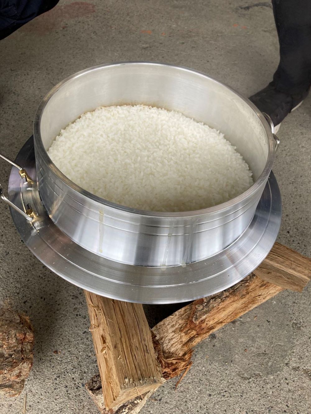 羽釜で炊くご飯はなぜ美味しい?防災イベントストーブで社内ランチ – モキ製作所